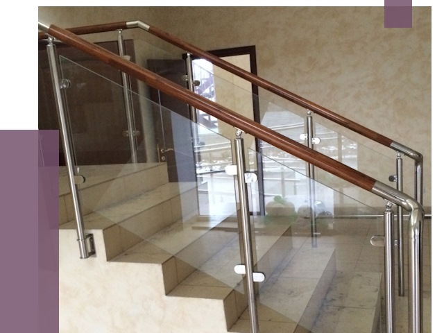 Комбинированные перила из металла и дерева в Ревде